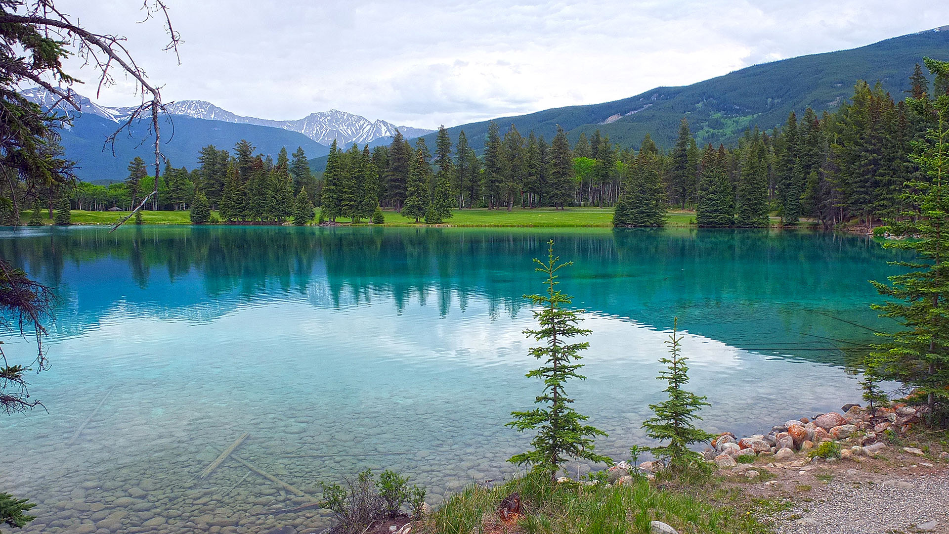 カナダ ジャスパー コバルトブルーの湖と山の背景
