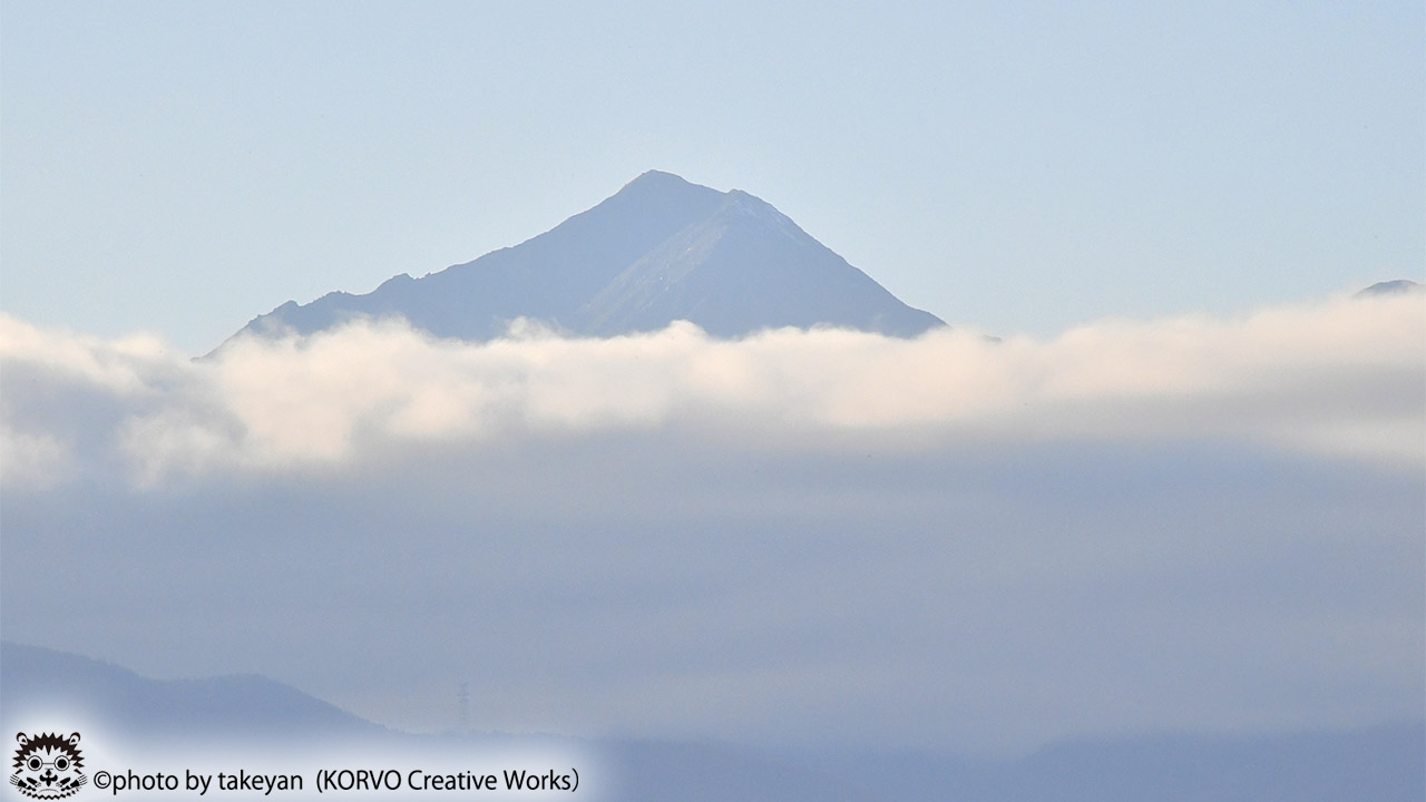 日本 雲 山々 背景